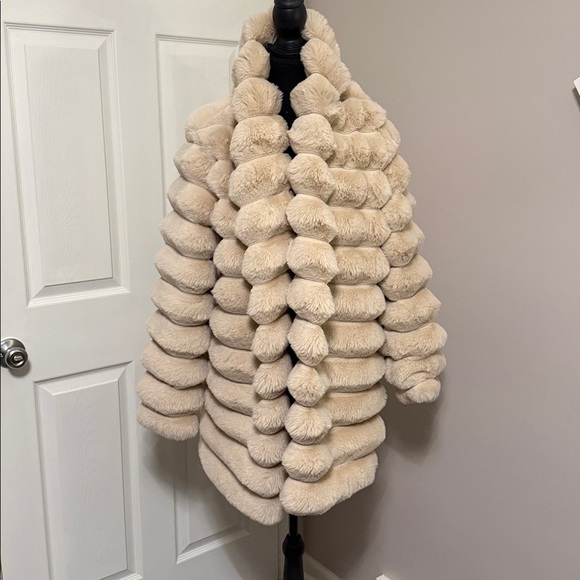 Luxurious Cream Faux Fur Coat - Picture 1 of 10